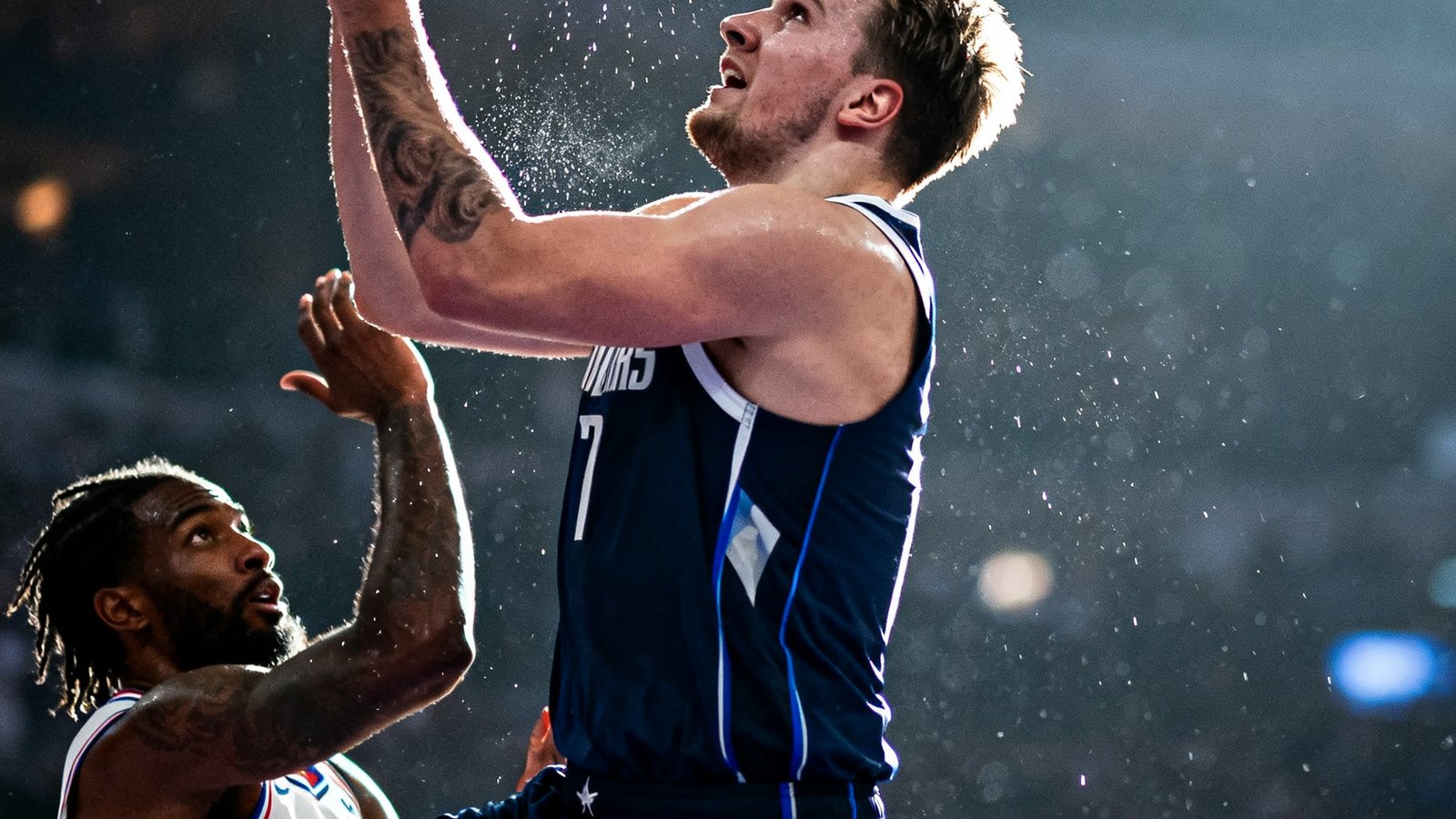 NBA季后赛独行侠对阵快船比赛最后时刻，东契奇运球突破防守球员后仰跳投出手的关键瞬间